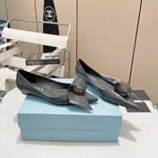 POINTED TOE PUMPS KITTEN HEEL IN GRAY GLOSSY LAMBSKIN WITH BOW