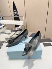 PUMPS KITTEN HEEL IN GRAY SHINY CALFSKIN ATTACHED FLOWERS