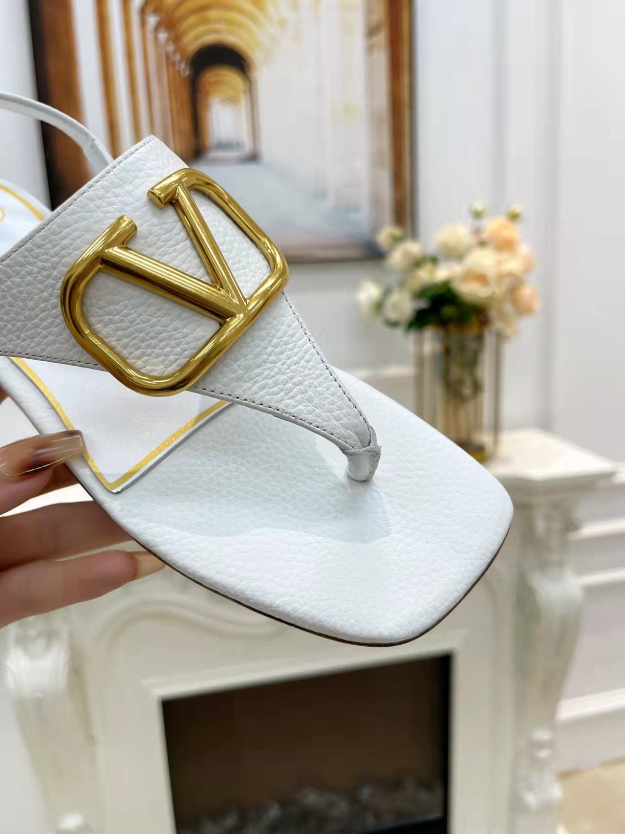 THONG SANDALS IN WHITE CALFSKIN WITH GOLD LOGO