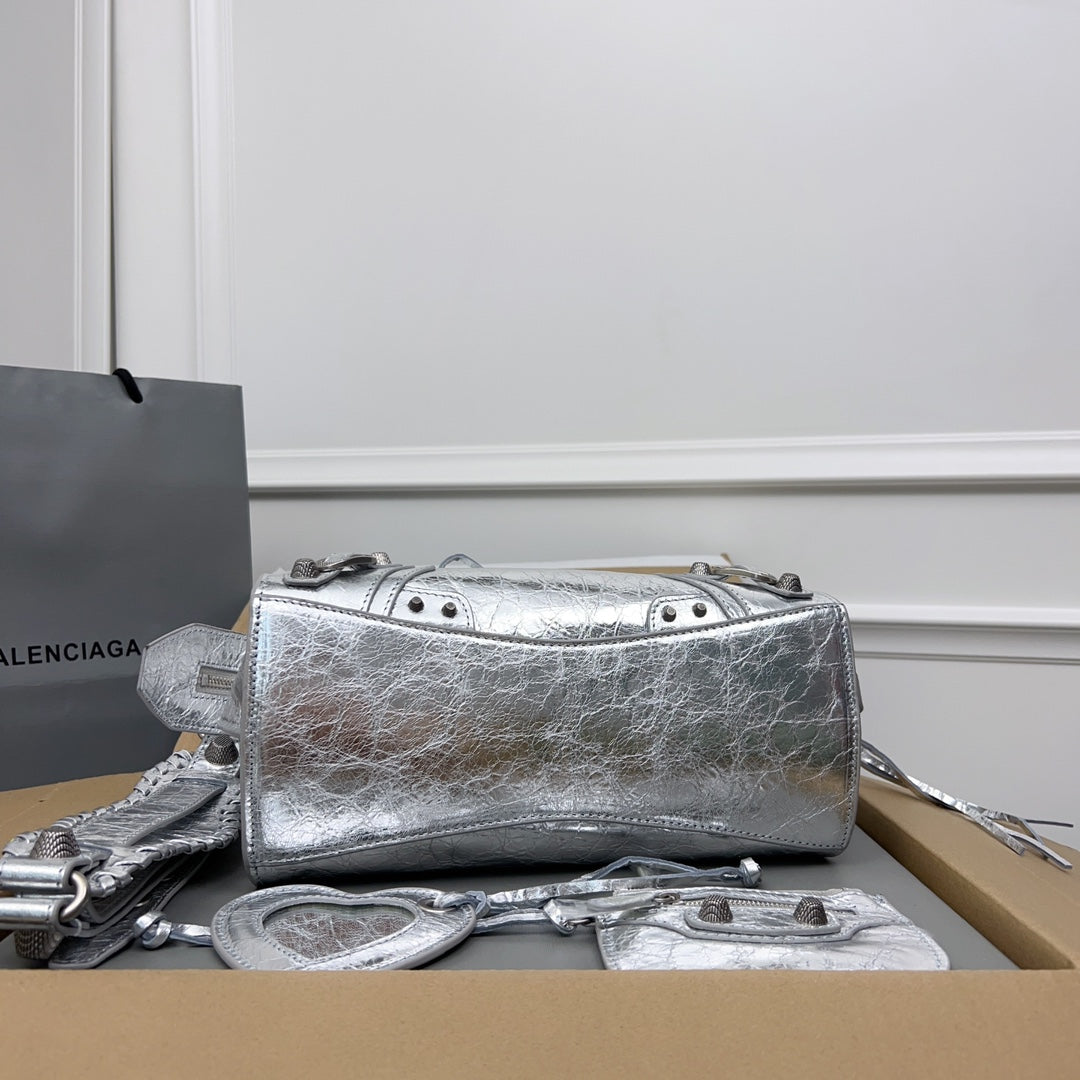 NEO CAGOLE 26 IN SILVER METALLIC LAMBSKIN