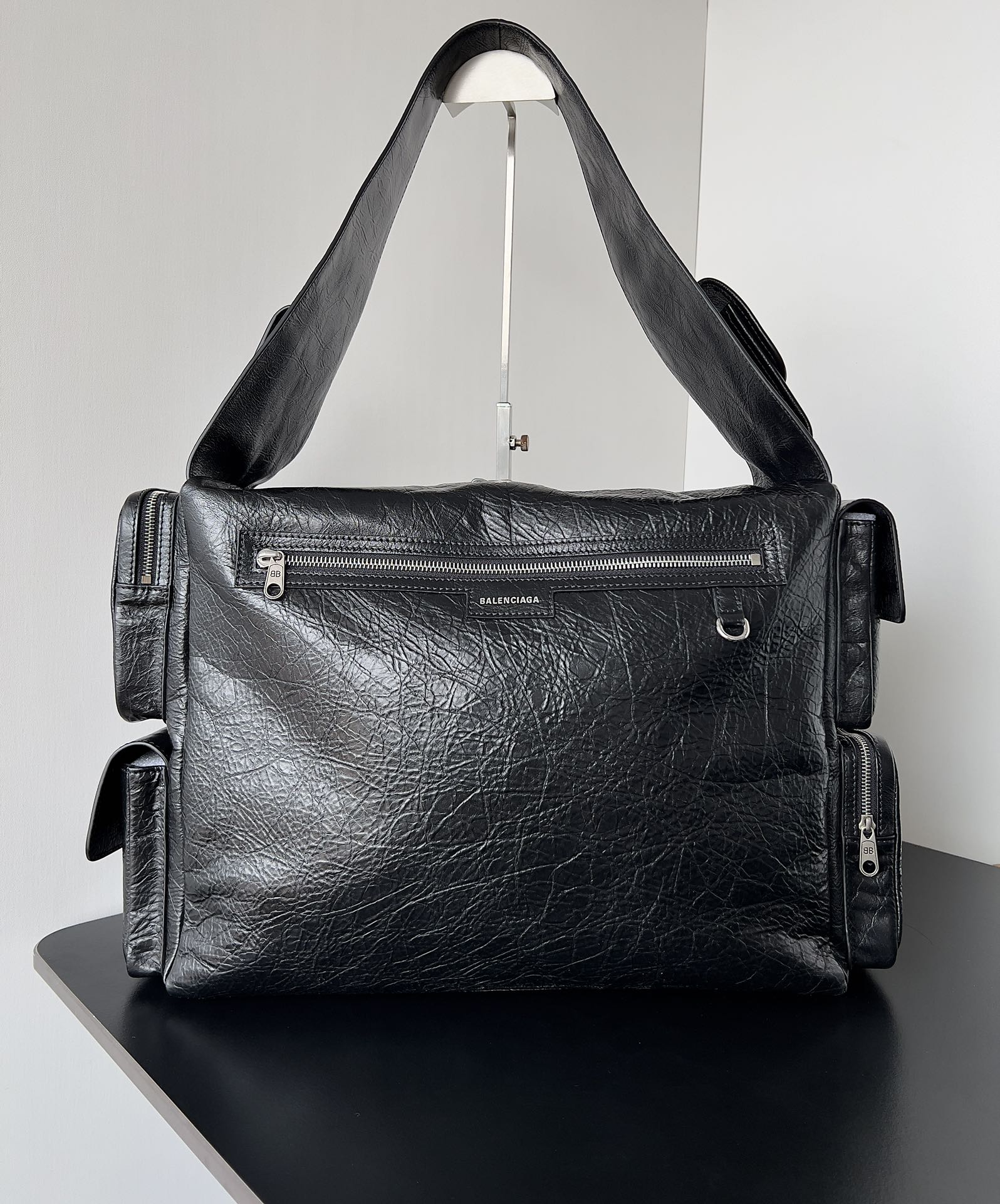 SUPERBUSY LARGE SLING BAG 42 IN BLACK LAMBSKIN