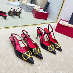 VLOGO SLINGBACK PUMP IN BLACK CALFSKIN LEATHER WITH GOLD LOGO