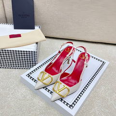 VLOGO SLINGBACK PUMP IN WHITE CALFSKIN LEATHER WITH GOLD LOGO