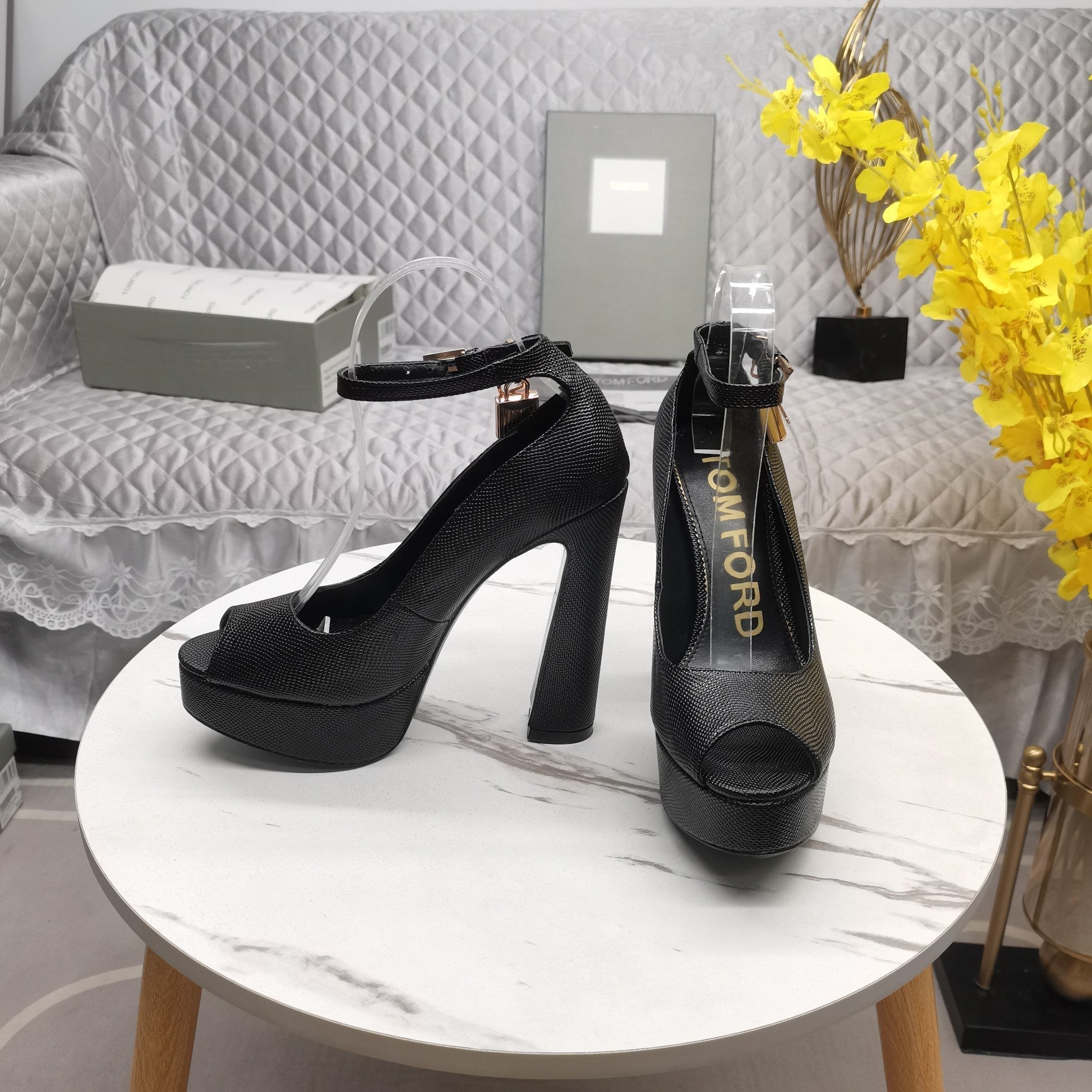 PADLOCK PLATFORM PEEP TOE PUMP 14 CM IN BLACK GRAINED CALFSKIN