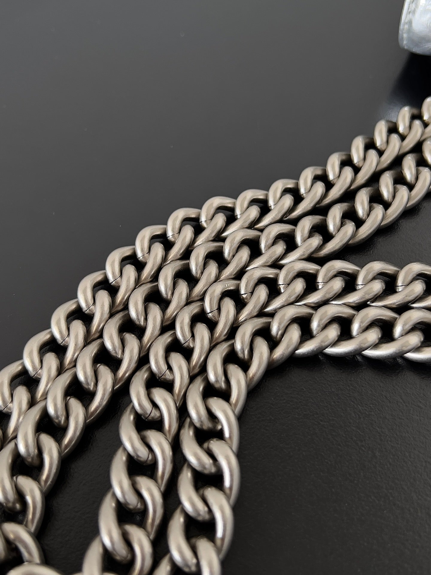 CRUSH CHAINED BAG 32 IN SILVER METALLIC QUILTED CRUSHED CALFSKIN