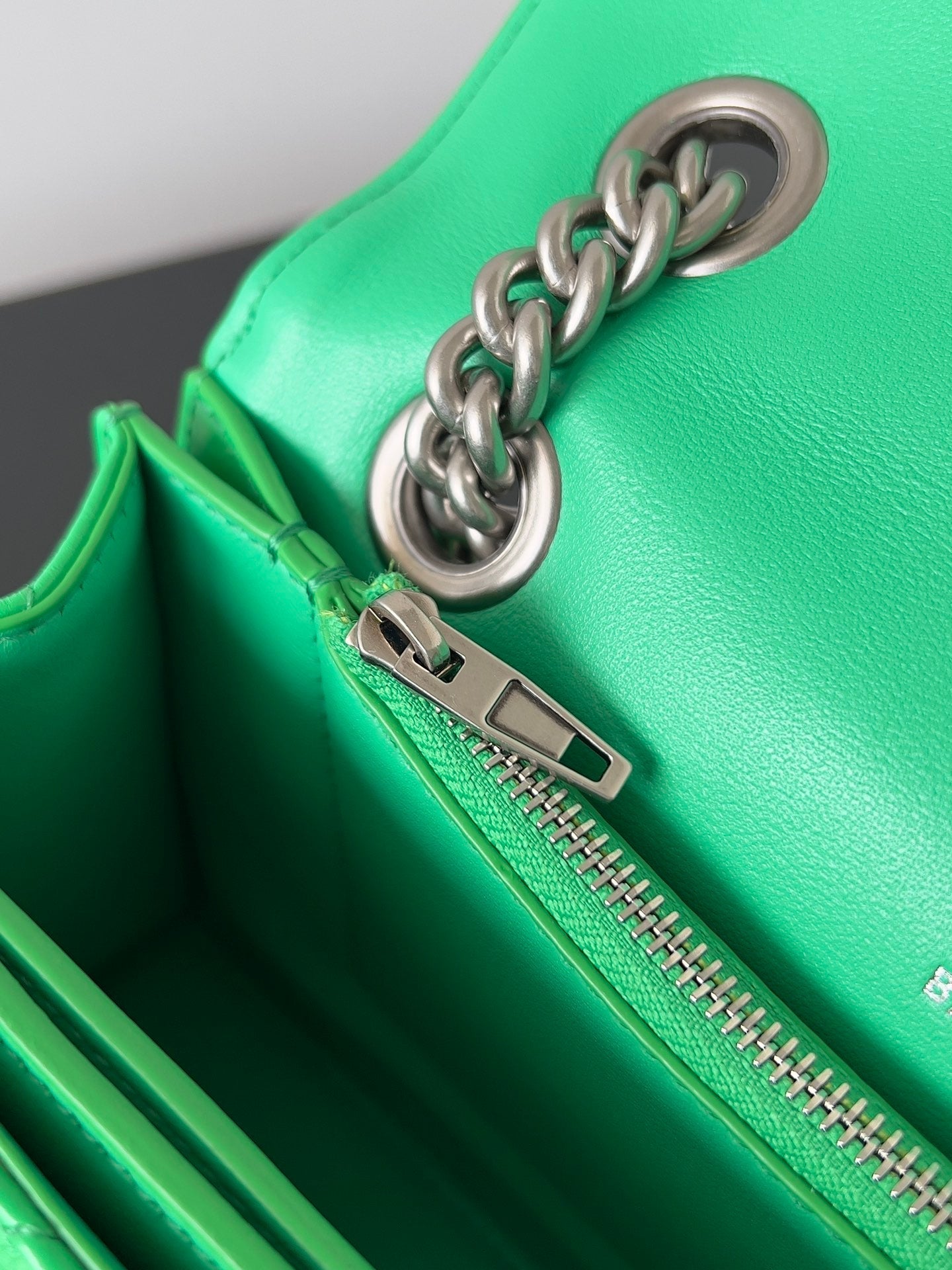 CRUSH CHAINED BAG 25 IN GREEN QUILTED CRUSHED CALFSKIN SILVER HARDWARE