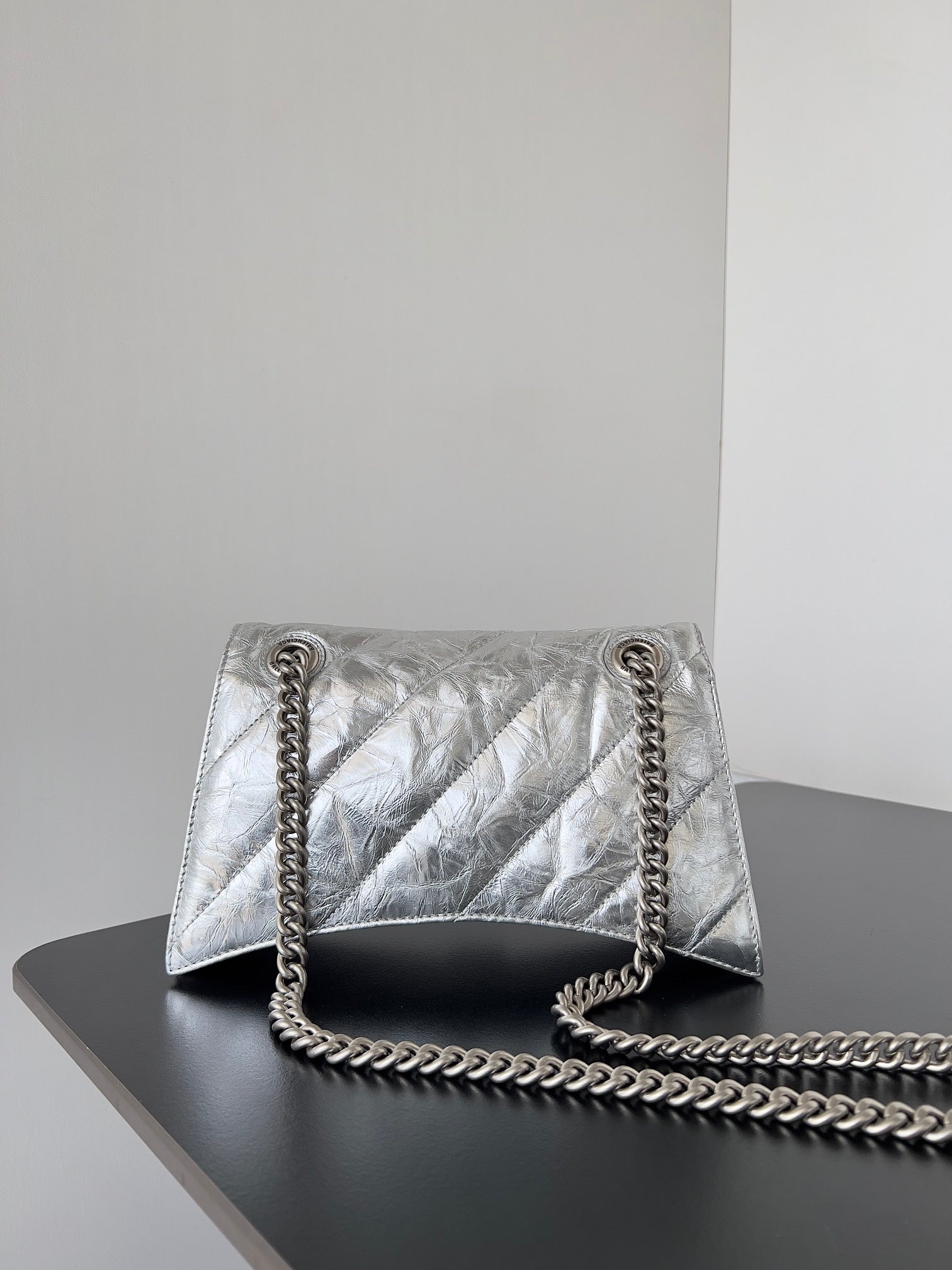 CRUSH CHAINED BAG 25 IN SILVER METALLIC QUILTED CRUSHED CALFSKIN