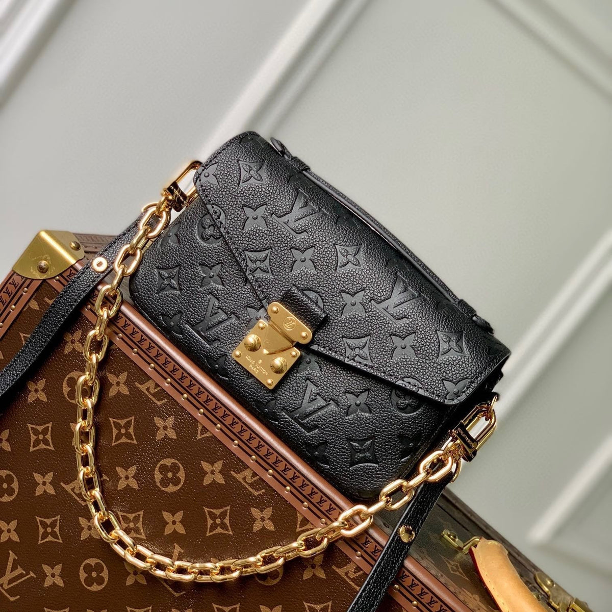 POCHETTE MÉTIS EAST WEST 21 IN GUN METAL EMBOSSED CALFSKIN GOLD HARDWARE