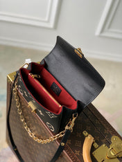 POCHETTE MÉTIS EAST WEST 21 IN BLACK AND BEIGE MONOGRAM EMPREINTE CALFSKIN EMBOSSED LOGO