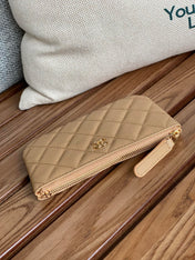 CC CLASSIC SMALL 15 ZIPPED POUCH IN DARK BEIGE GRAINED CALFSKIN