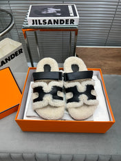 CHYPRE SLIPPERS IN BEIGE LAMB WOOL AND BLACK CALFSKIN