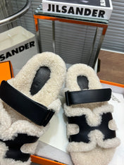 CHYPRE SLIPPERS IN BEIGE LAMB WOOL AND BLACK CALFSKIN