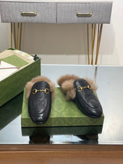 HORSEBIT MULE IN BLACK EMBOSSED CALFSKIN AND LAMB WOOL LINING