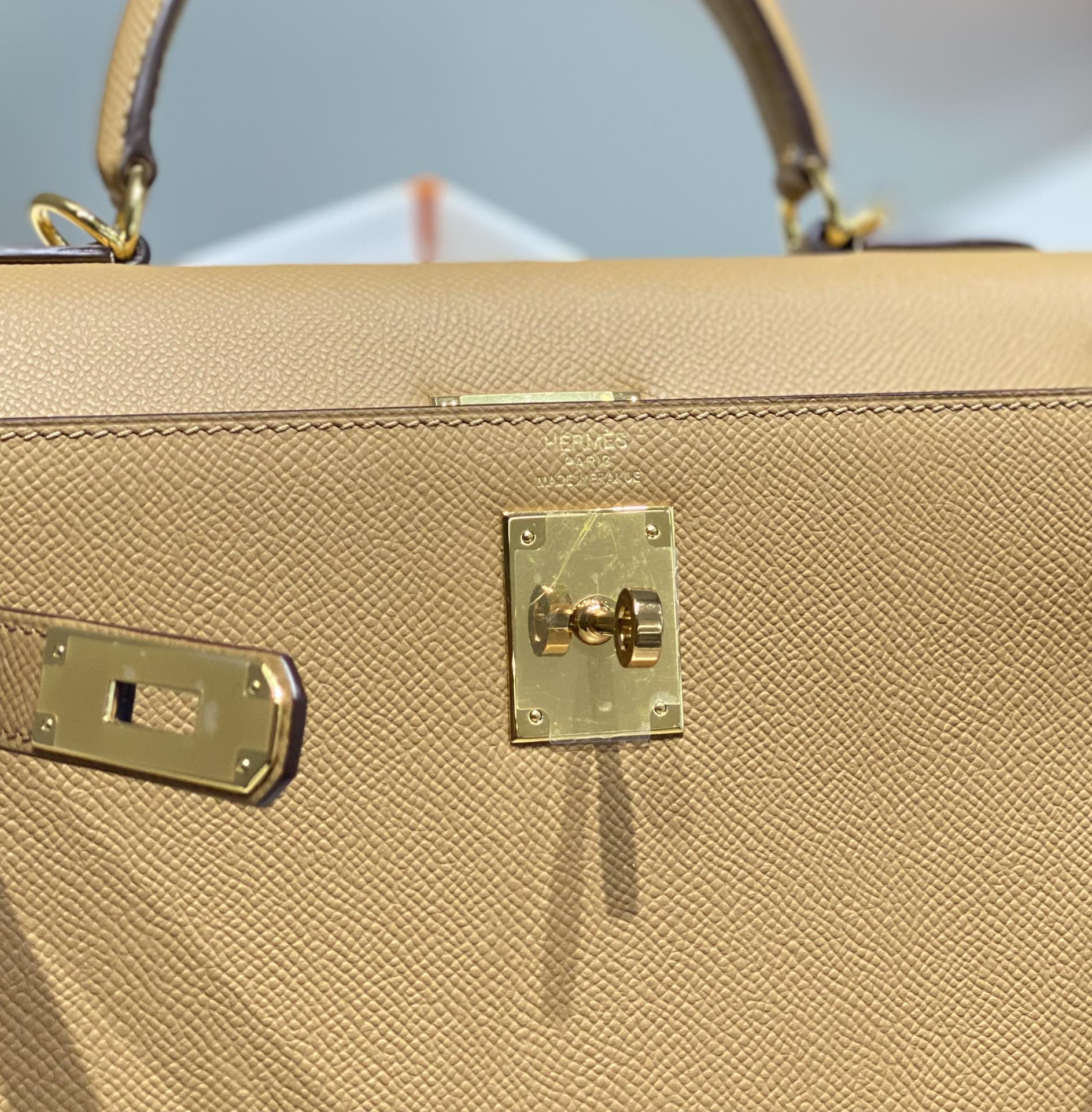 KELLY 28CM IN CHAI EPSOM CALFSKIN GOLD HARDWARE