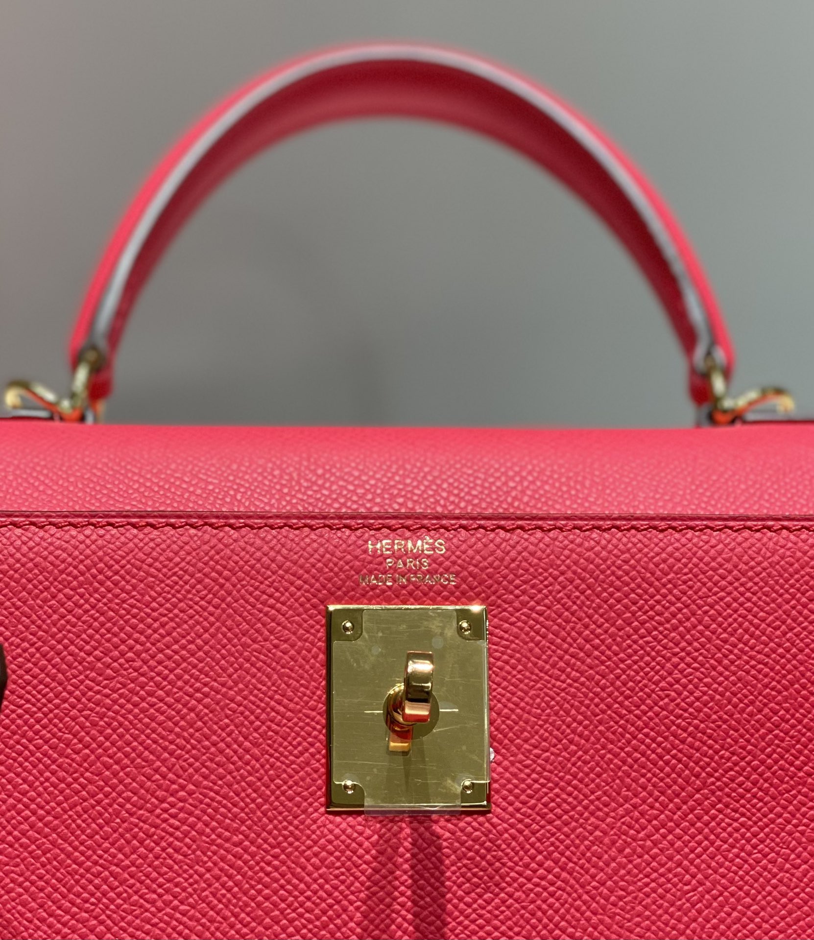KELLY 28CM IN ROSE TYRIEN SWIFT CALFSKIN GOLD HARDWARE