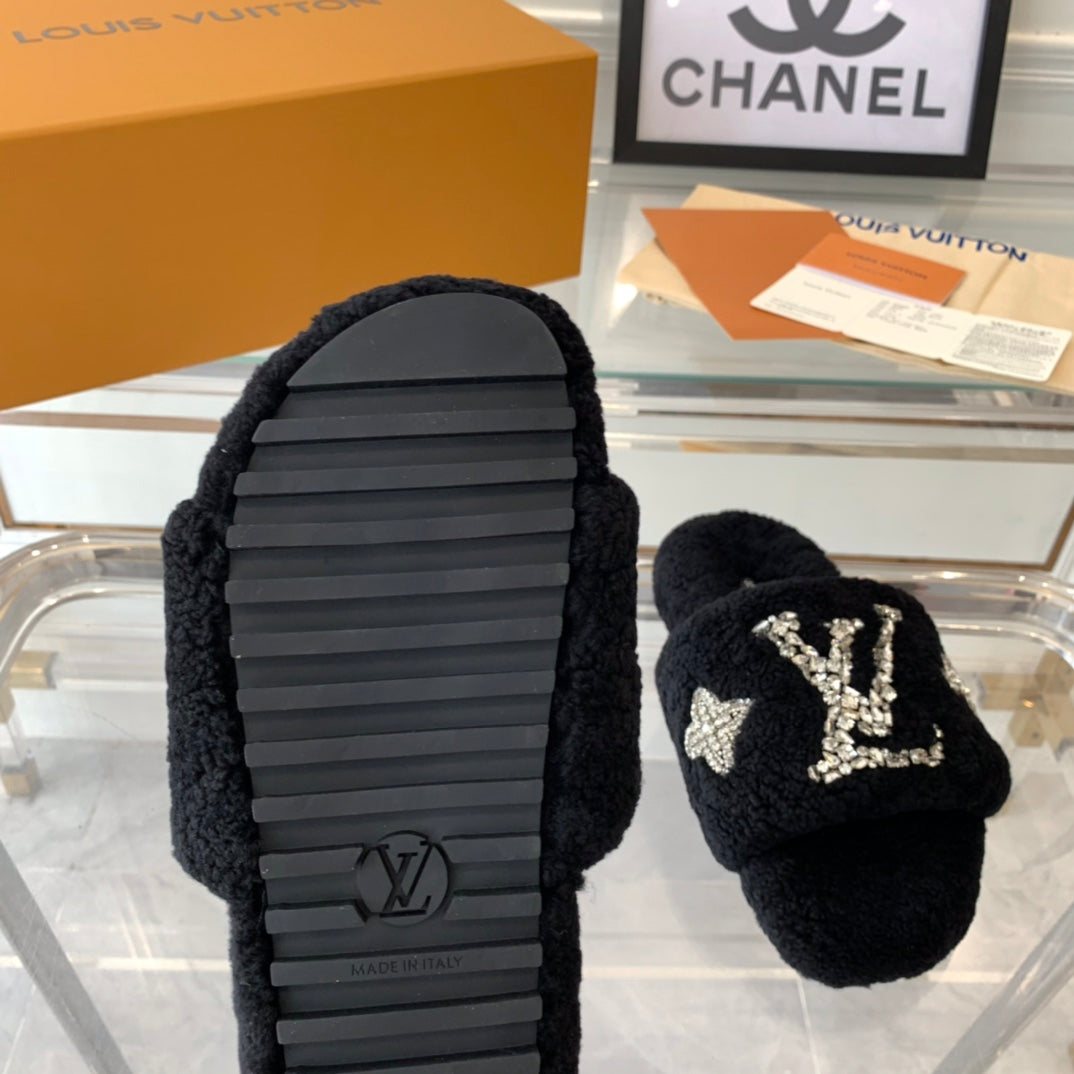 LV WOMEN'S PASEO FLAT SLIPPER IN BLACK FLEECE