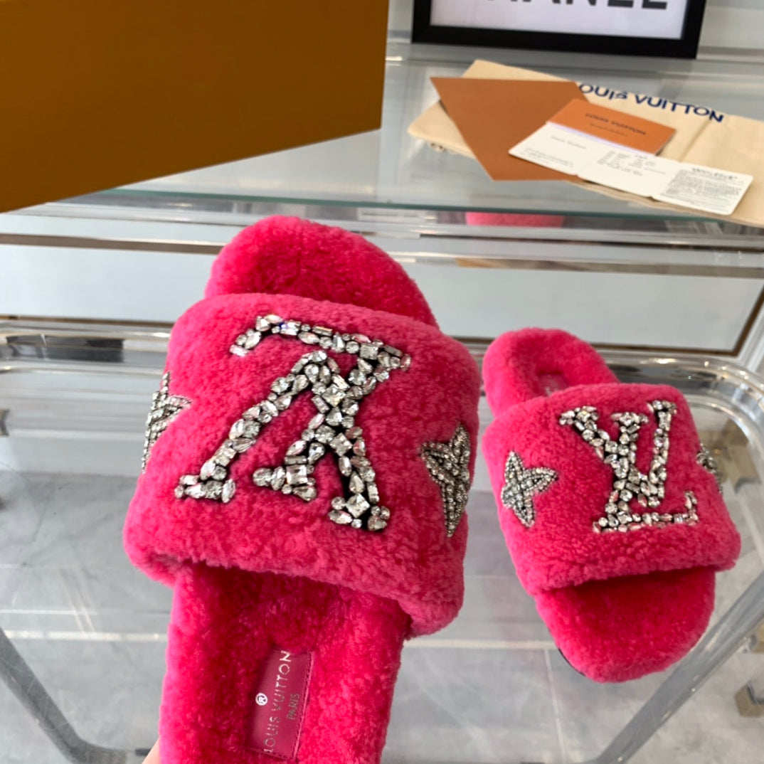 LV WOMEN'S PASEO FLAT SLIPPER IN DEEP PINK FLEECE