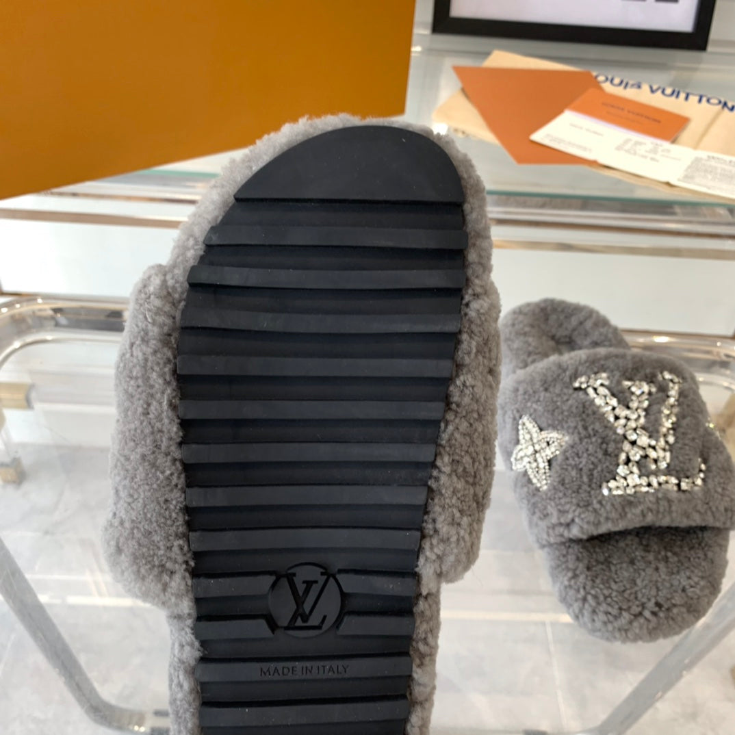 LV WOMEN'S PASEO FLAT SLIPPER IN GREY FLEECE
