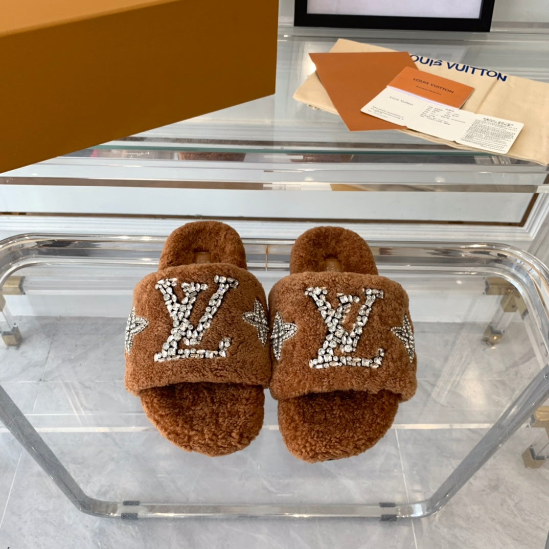 LV WOMEN'S PASEO FLAT SLIPPER IN CINNAMON BROWN FLEECE
