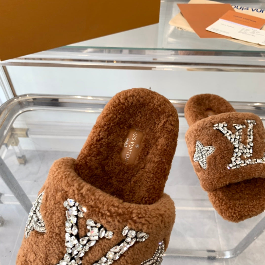LV WOMEN'S PASEO FLAT SLIPPER IN CINNAMON BROWN FLEECE
