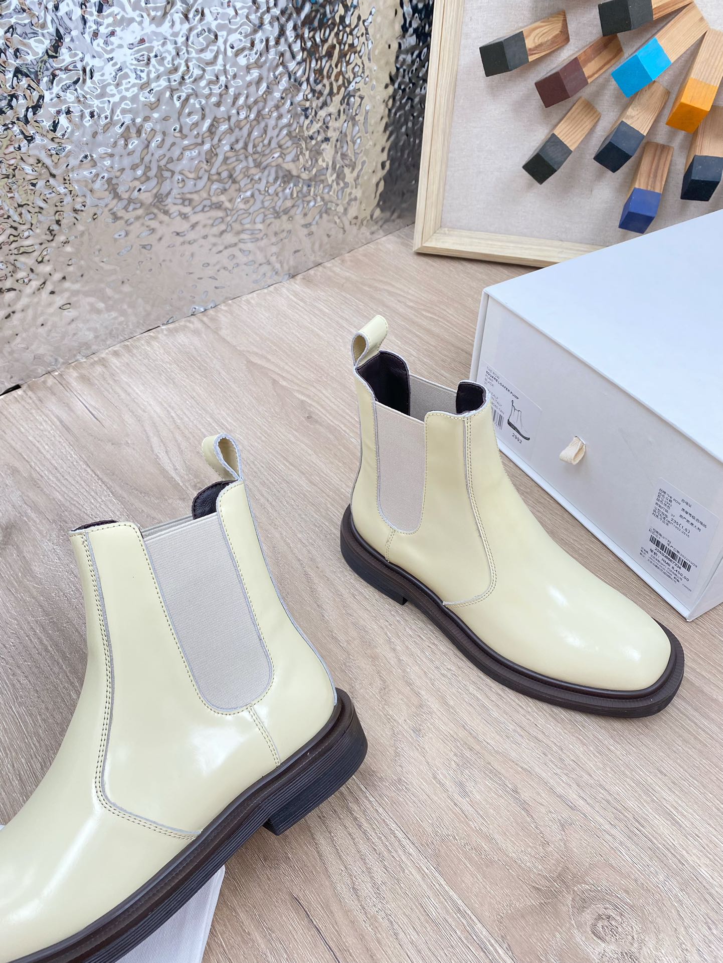 ANKLE BOOTS IN WHITE PATENT CALFSKIN
