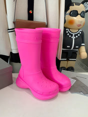 CROCS BOOTS IN BRIGHT PINK RUBBER