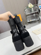 LAUREATE PLATFORM DESERT BOOT IN BLACK SUEDE AND CALFSKIN