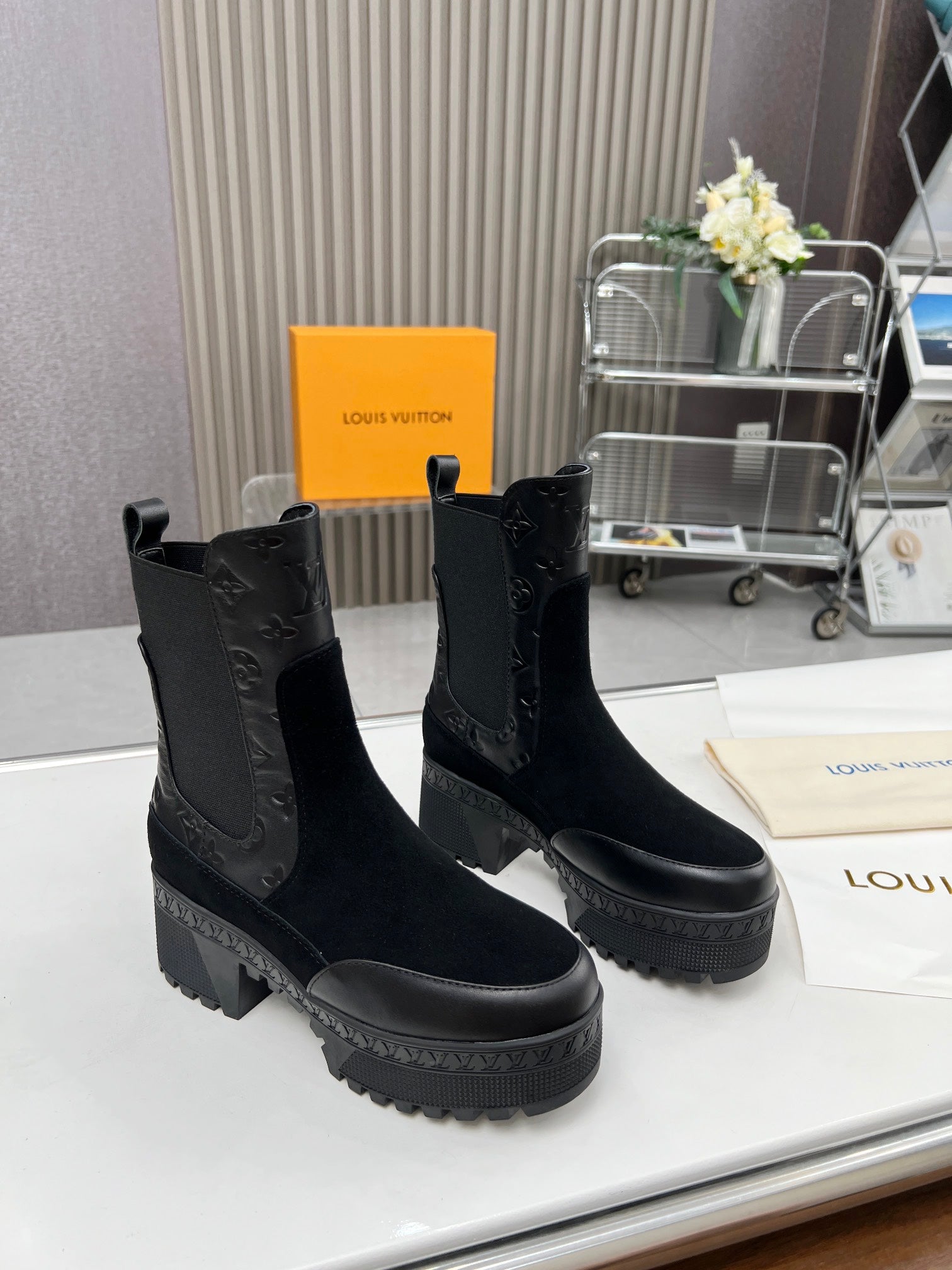 LV WOMEN SHORT BOOT IN BLACK CALFSKIN AND SUEDE
