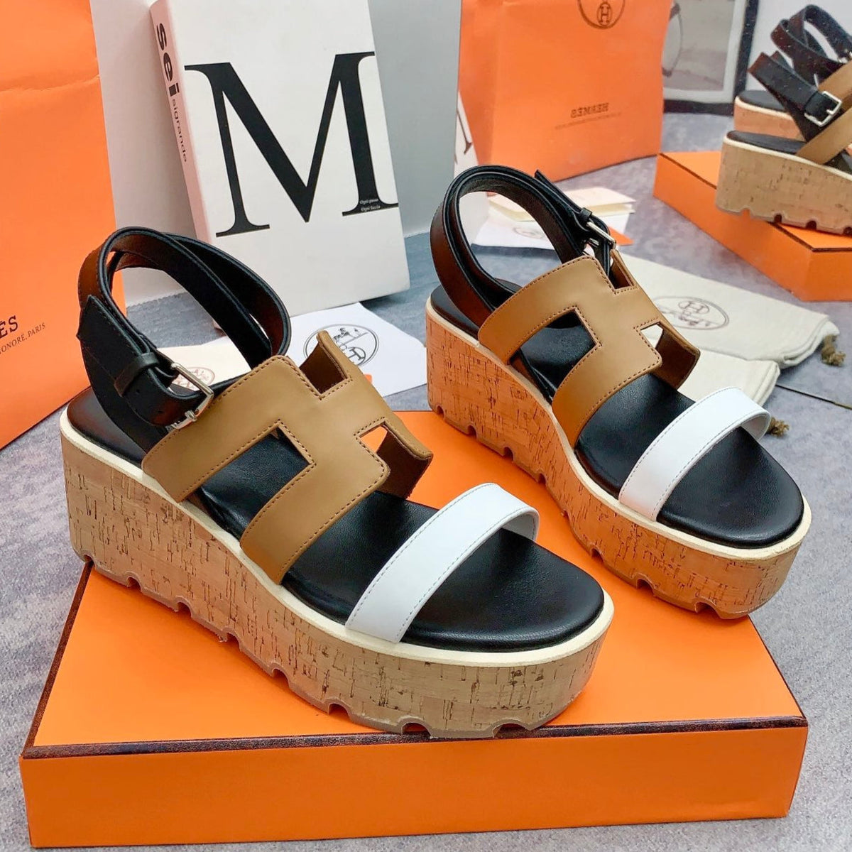 HAVANE 30 SANDAL IN WHITE AND PEANUT BROWN CALFSKIN