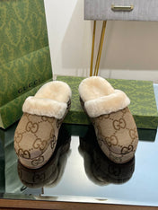 GG MOLLY MULE IN CAMEL BROWN MONOGRAM JACQUARD FABRIC AND SHEARLING LINING