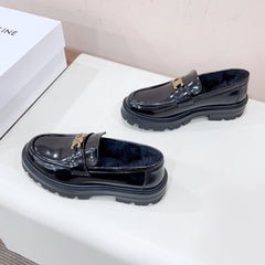 MARGARET LOAFER WITH TRIOMPHE CHAIN IN POLISHED BULL BLACK