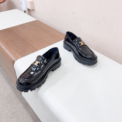MARGARET LOAFER WITH TRIOMPHE CHAIN IN POLISHED BULL BLACK