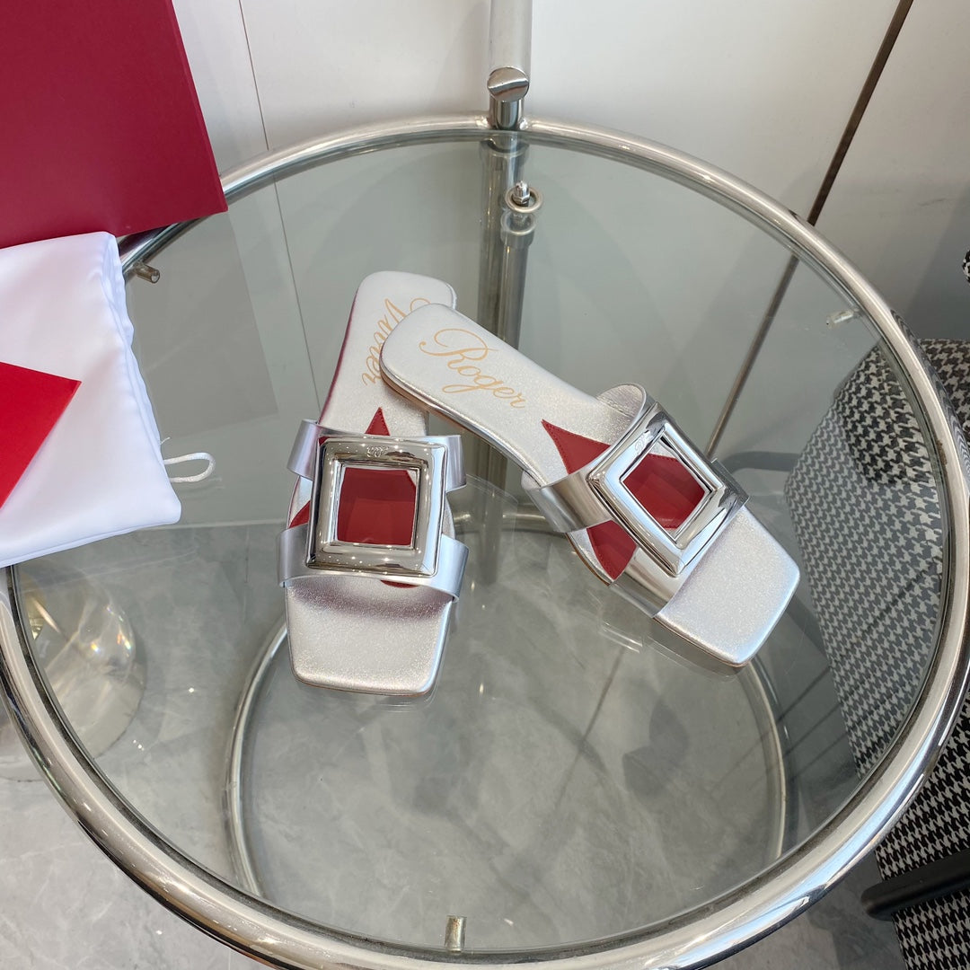 VIV' BY THE SEA LOVE METAL MULES IN SILVER PATENT CALFSKIN