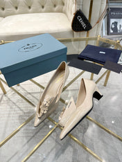 MEDIUM HEEL PUMPS IN BEIGE PATENT CALFSKIN ATTACHED CREATIVE FLOWERS