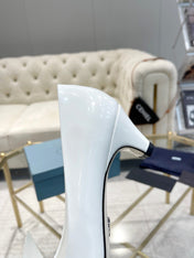 MEDIUM HEEL PUMPS IN WHITE PATENT CALFSKIN ATTACHED CREATIVE FLOWERS