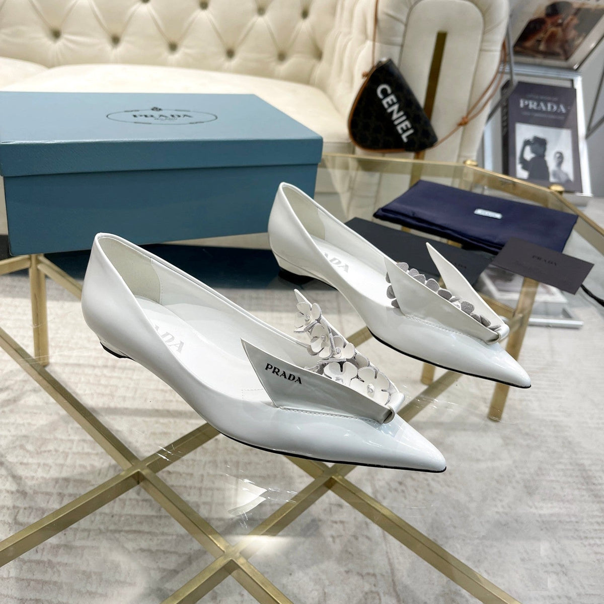 BALLET FLATS ATTACHED CREATIVE FLOWERS IN WHITE PATENT CALFSKIN