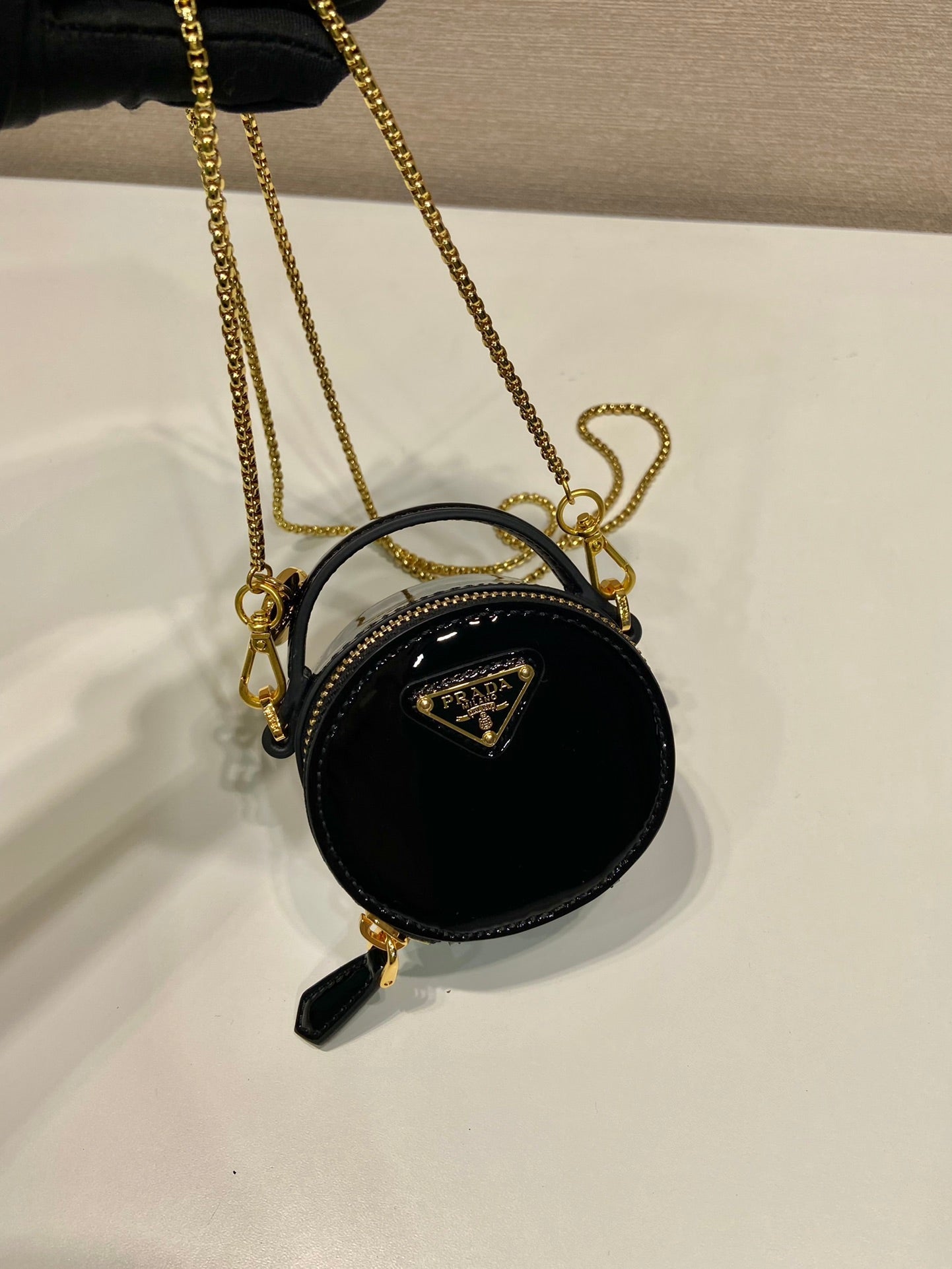 MINI ROUND BAG 8 IN BLACK GLOSSY CALFSKIN GOLD HARDWARE