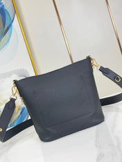 LOCK AND WALK 20 IN BLACK GRAINED CALFSKIN GOLD HARDWARE