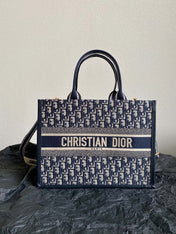 MEDIUM BOOK TOTE 36 BLUE OBLIQUE EMBROIDERY