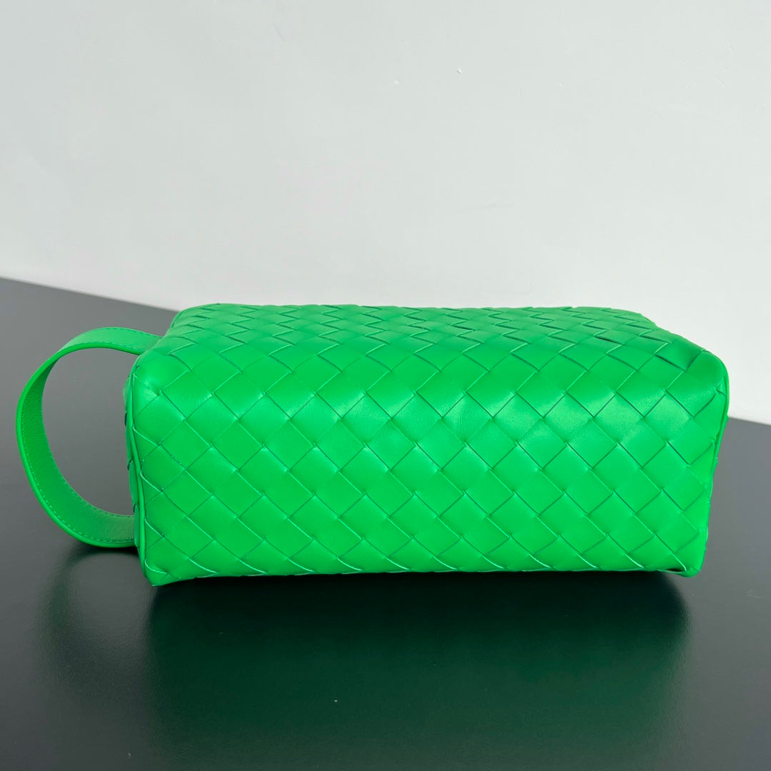 INTRECCIATO CLUTCH 26 IN MALACHITE GREEN CALFSKIN