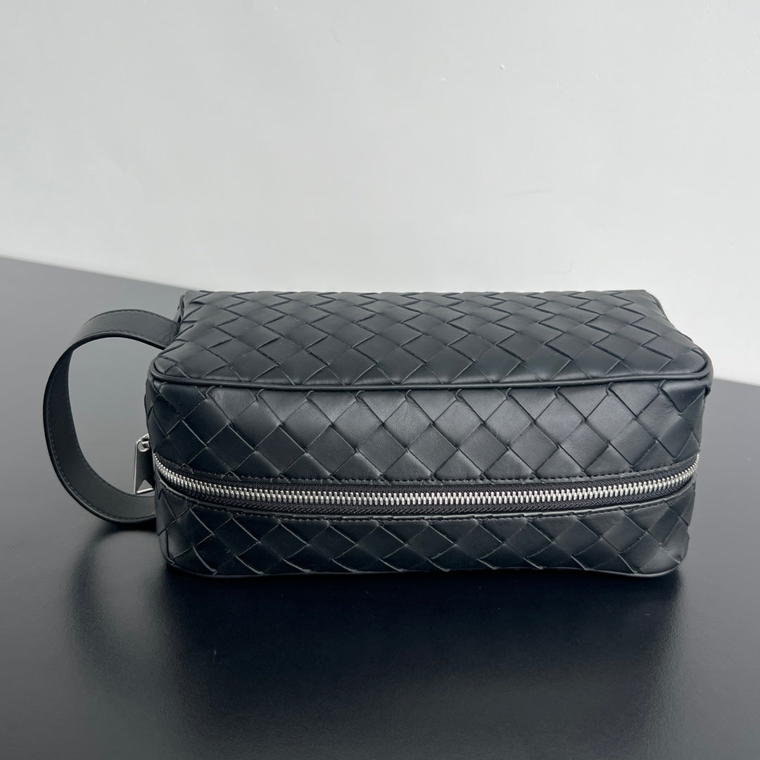 INTRECCIATO CLUTCH 26 IN BLACK CALFSKIN
