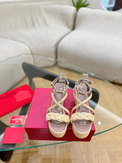 GARAVANI ROCKSTUD WEDGE SANDALS IN ROSY BROWN CALFSKIN AND BEIGE RAFFIA