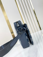 TRIO MESSENGER 25 IN PRUSSIAN BLUE MONOGRAM SHADOW CALFSKIN