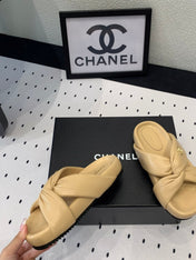 TWISTED SLIPPERS IN DARK CREAM LAMBSKIN
