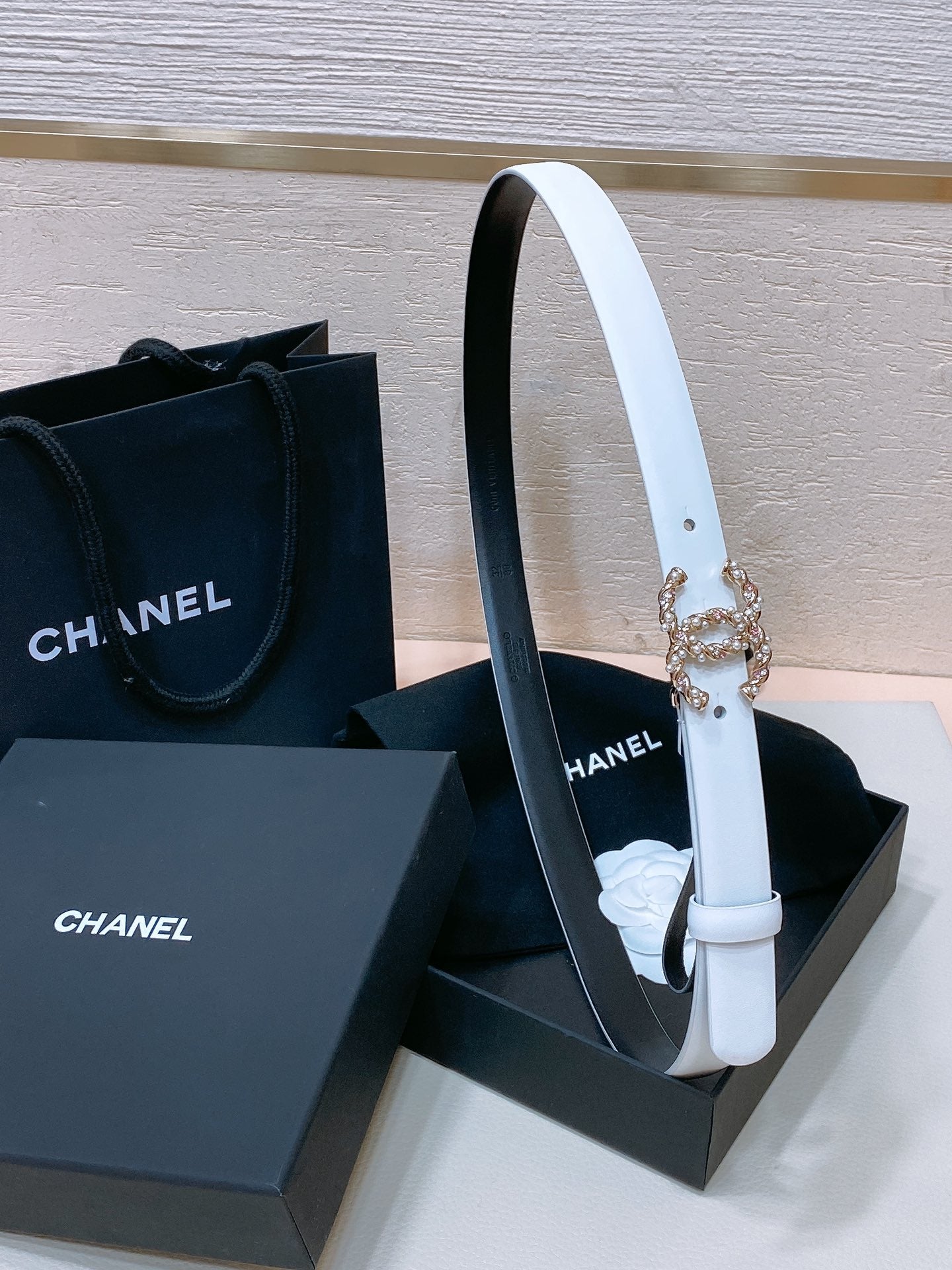 CC BELT 20MM IN WHITE CALFSKIN GOLD HARDWARE ATTACH PEARLS