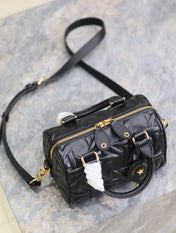 MEDIUM GROOVE BAG 20 IN BLACK MACROCANNAGE CALFSKIN WITH GOLD HARDWARE