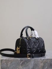 MEDIUM GROOVE BAG 20 IN BLACK MACROCANNAGE CALFSKIN WITH GOLD HARDWARE