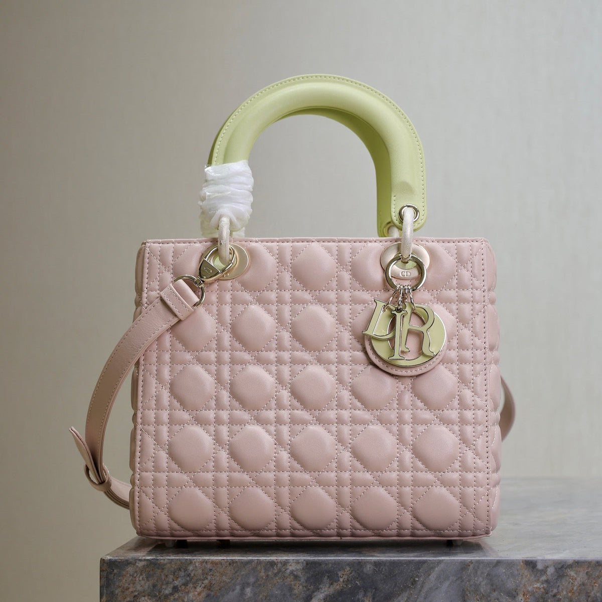 LADY BAG 24 IN BABY PINK QUILTED MACROCANNAGE CALFSKIN SWAMP YELLOW STRAP