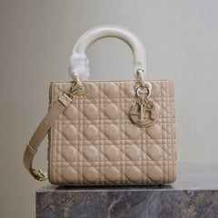 MEDIUM LADY BAG 24 IN POWDER BEIGE QUILTED MACROCANNAGE CALFSKIN METAL CHARM