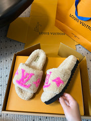 SLIPPER IN CAMEL BEIGE FLEECE WITH BRIGHT PINK LOGO
